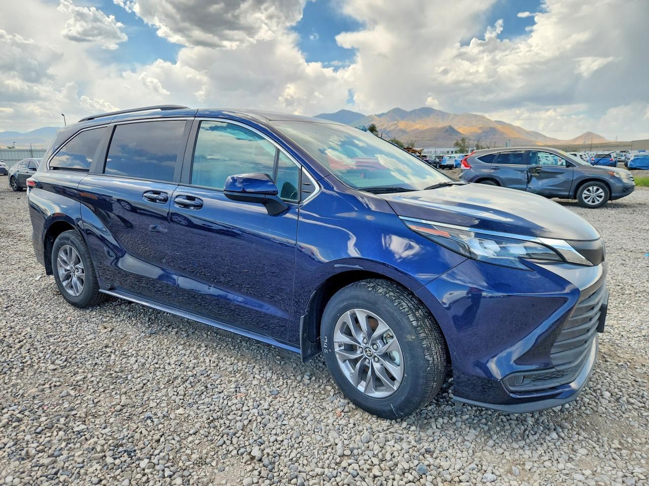 2025 Toyota Sienna Le 8-Passenger - Image 4