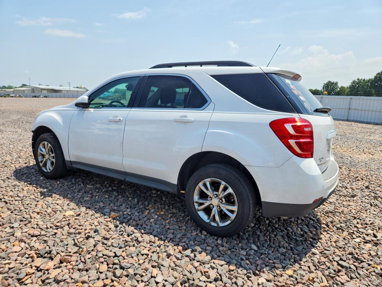 2017 Chevrolet Equinox Lt - Image 2