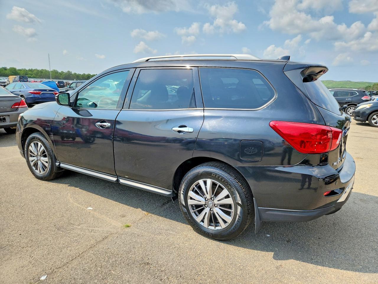 2020 Nissan Pathfinder S - Image 2