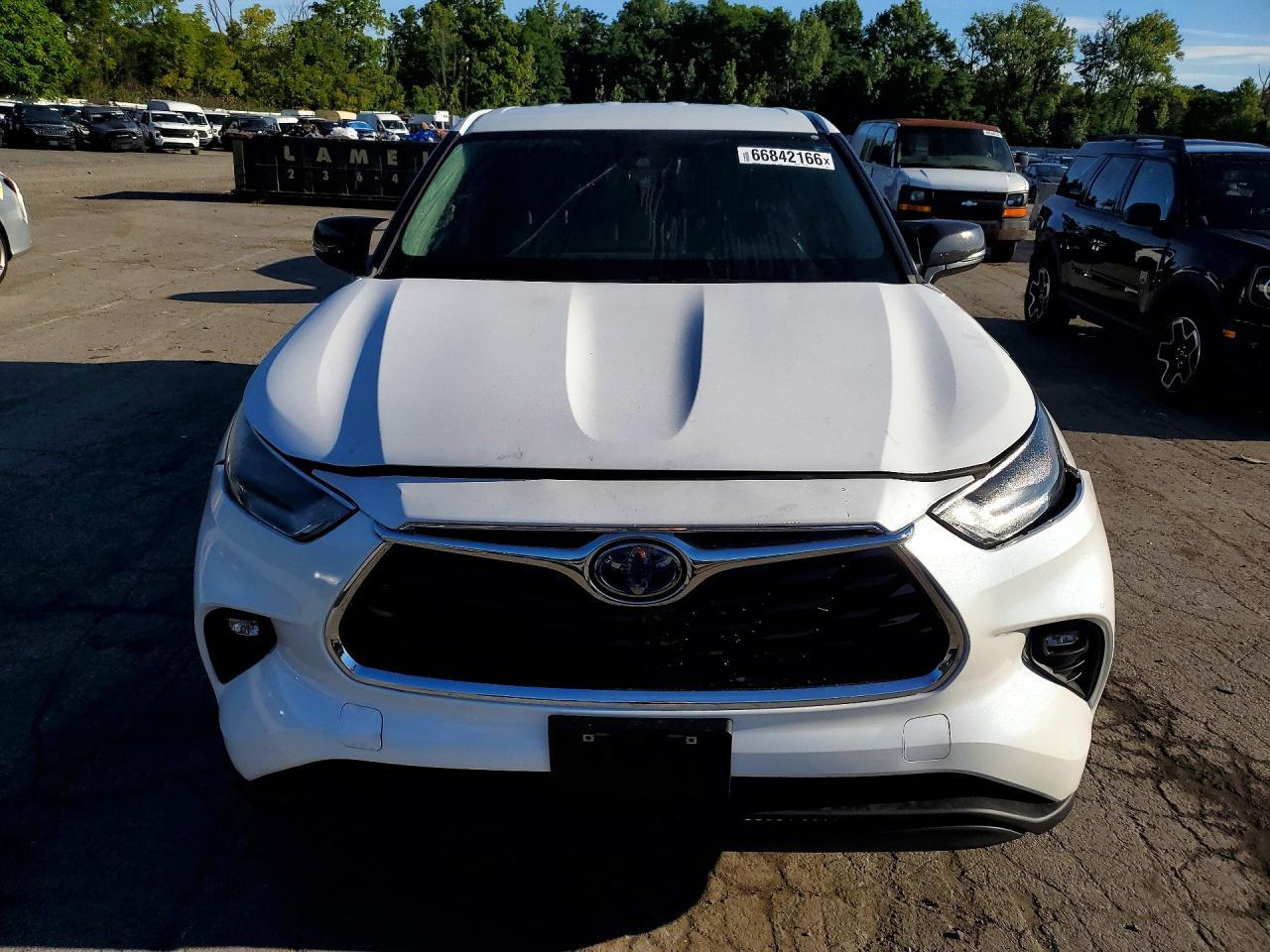 2023 Toyota Highlander Hybrid Le - Image 5