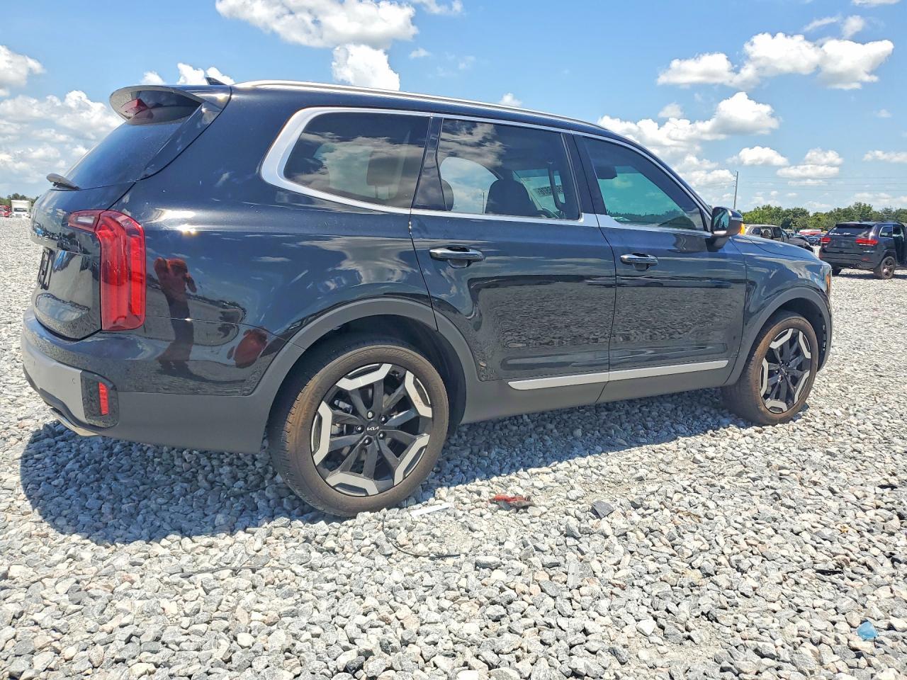 2025 Kia Telluride S - Image 3