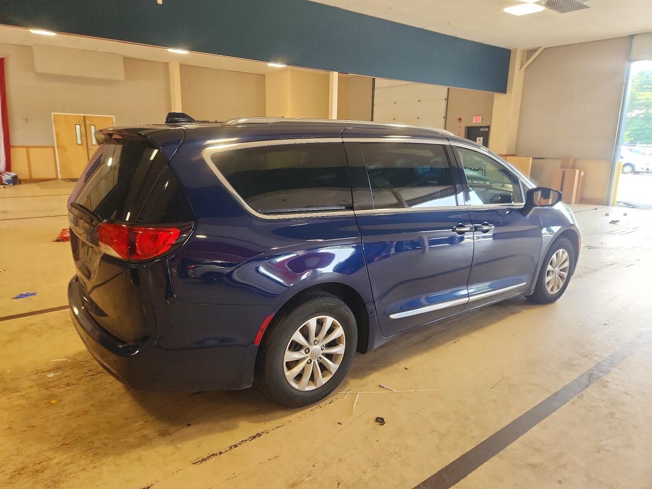 2018 Chrysler Pacifica Touring L - Фото 3