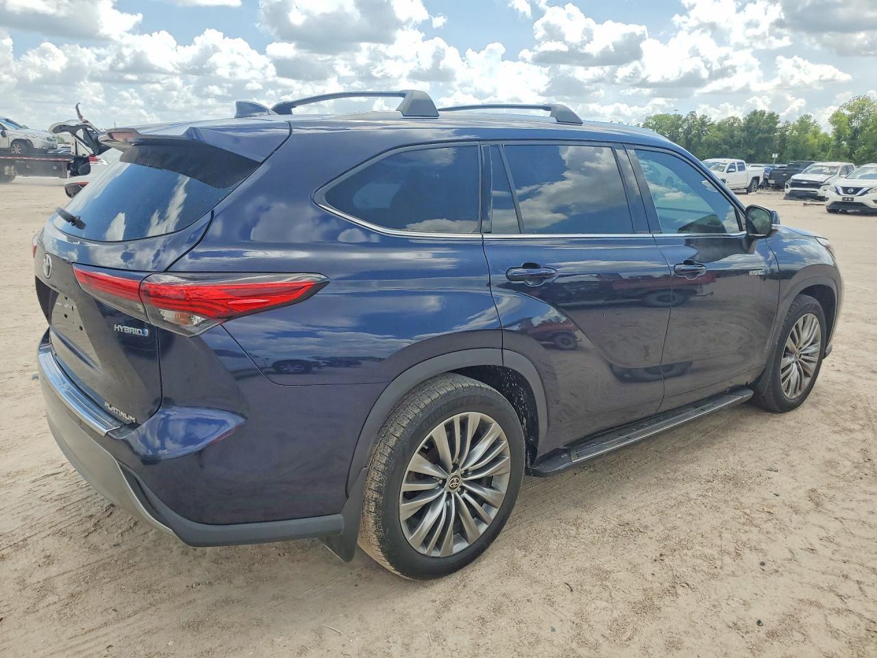 2021 Toyota Highlander Hybrid Platinum - Image 3