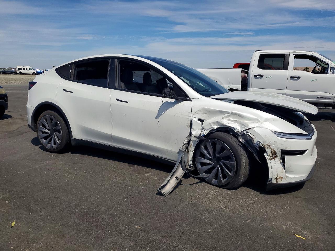 2026 Tesla Model Y - Фото 4
