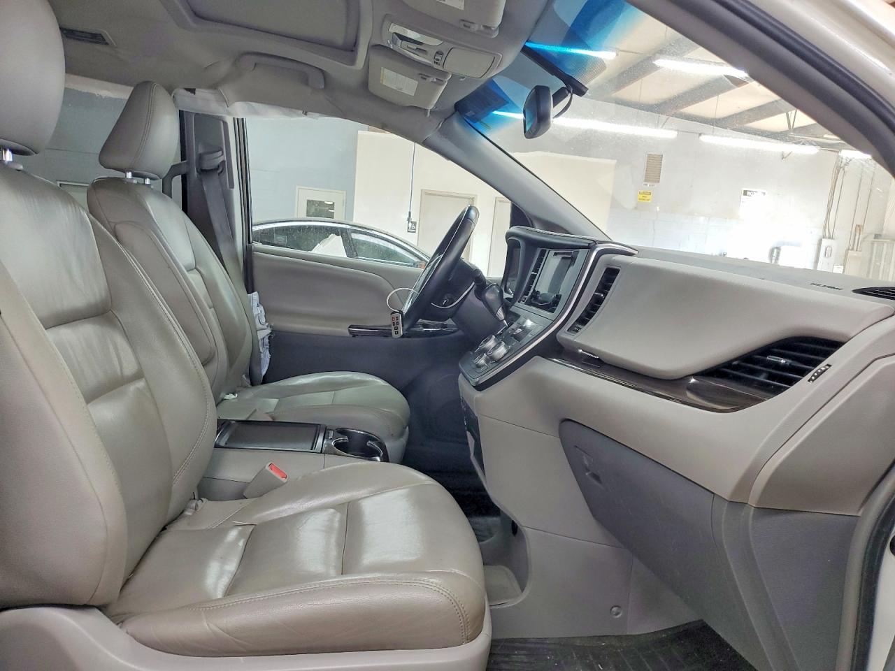 2015 Toyota Sienna Xle 8-Passenger - Image 7