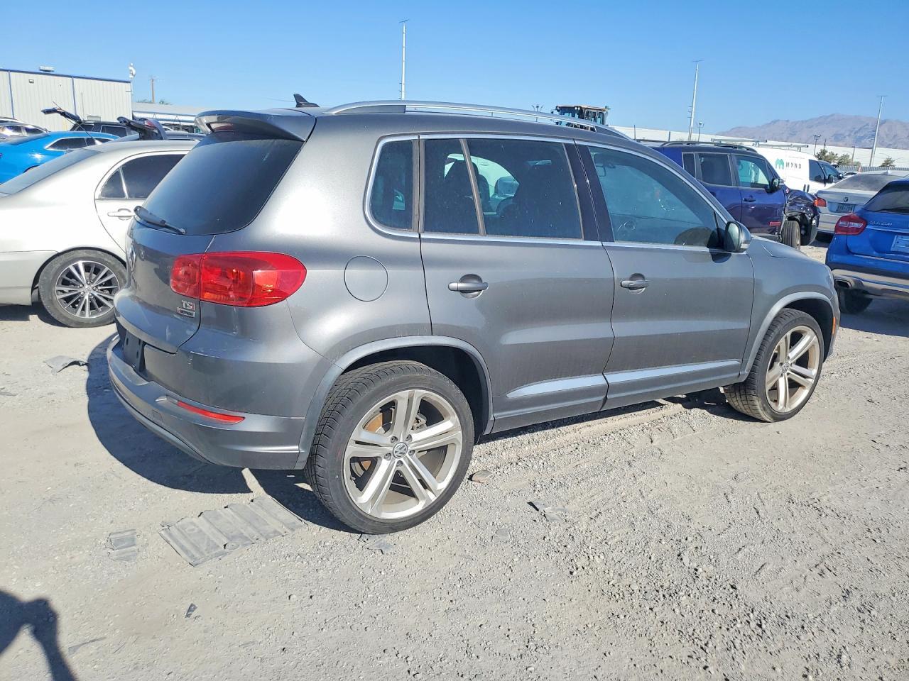 2016 Volkswagen Tiguan S - Фото 3