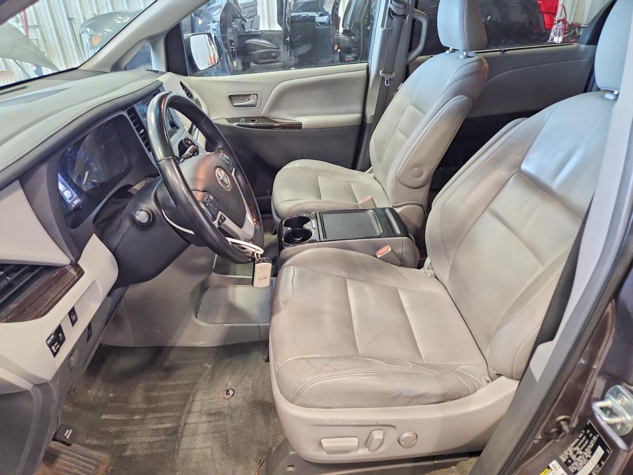2015 Toyota Sienna Xle 8-Passenger - Фото 7