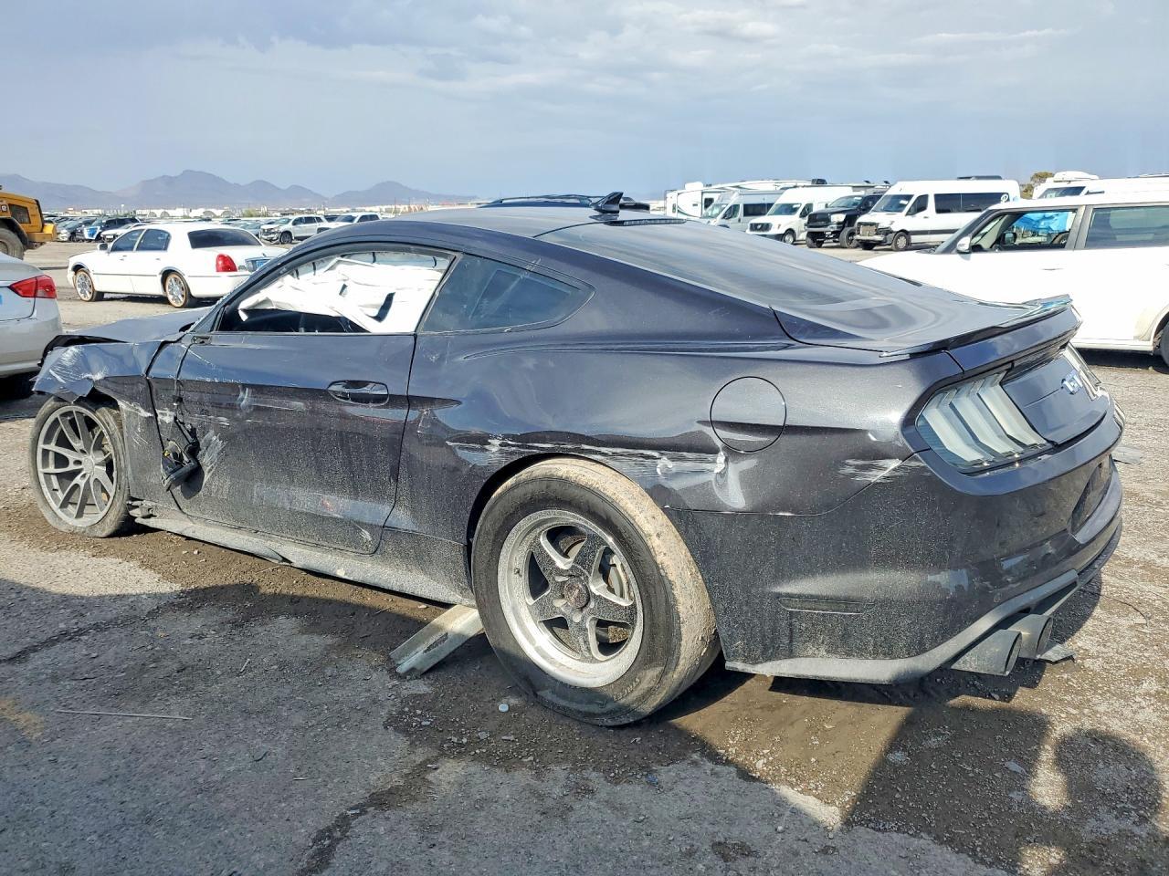 2023 Ford Mustang Gt - Фото 2