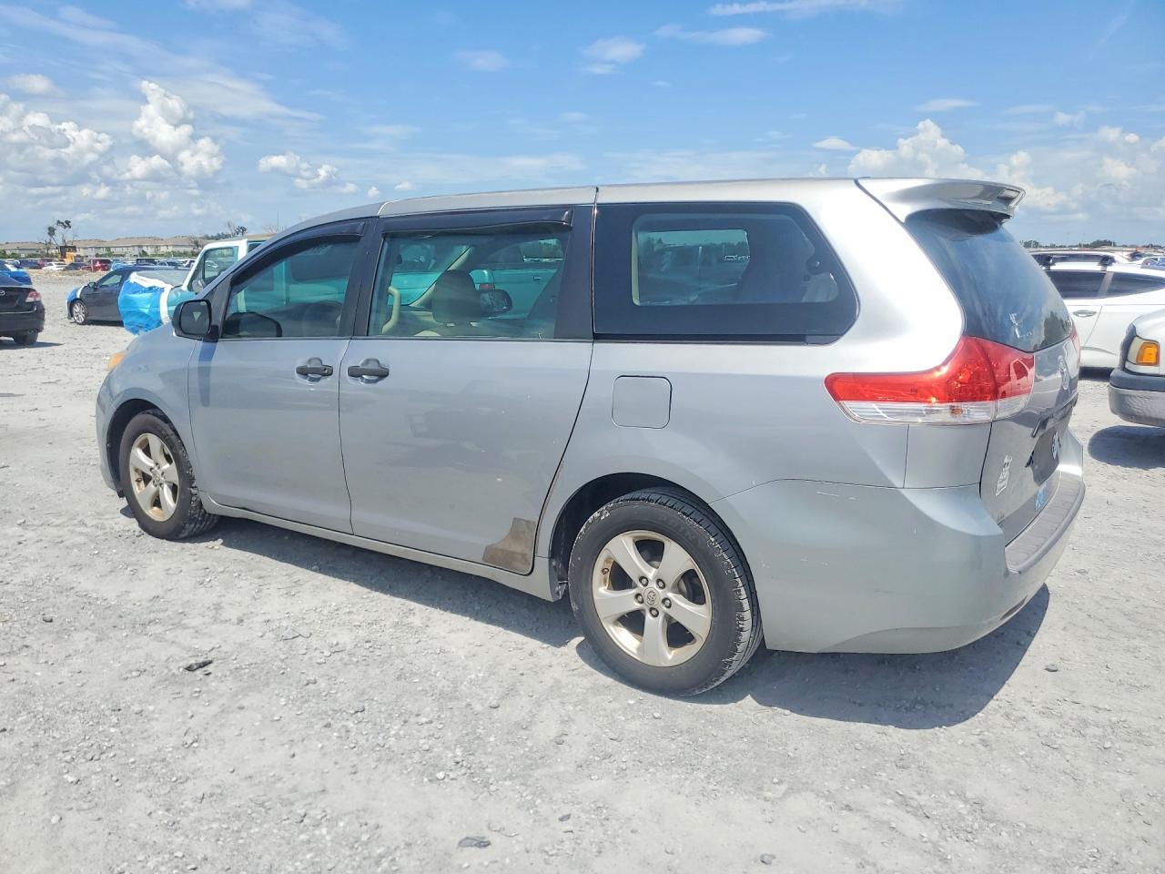2011 Toyota Sienna Base 7-Passenger - Фото 2