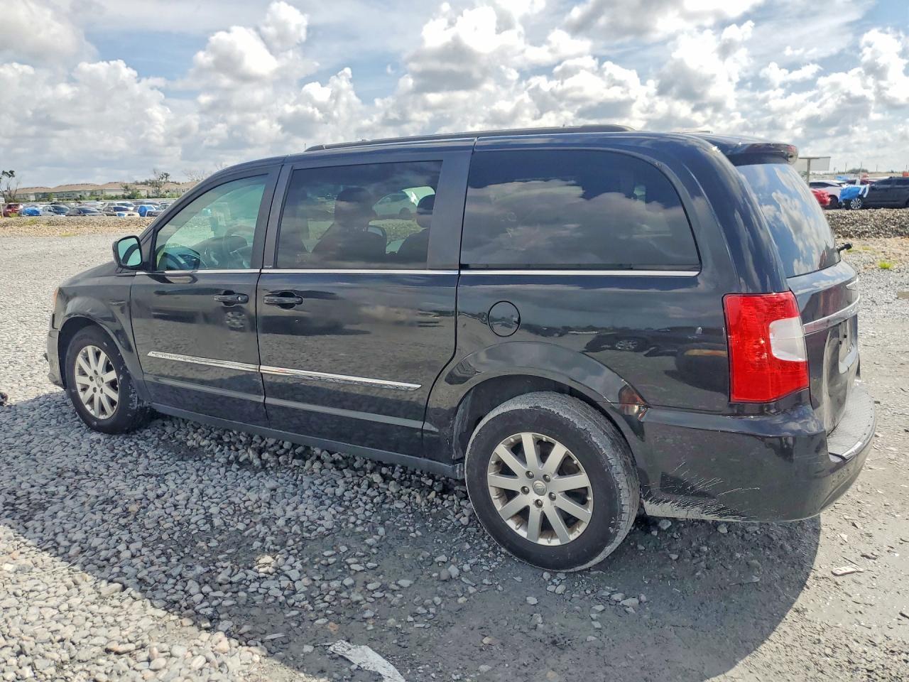 2013 Chrysler Town & Country Touring - Фото 2