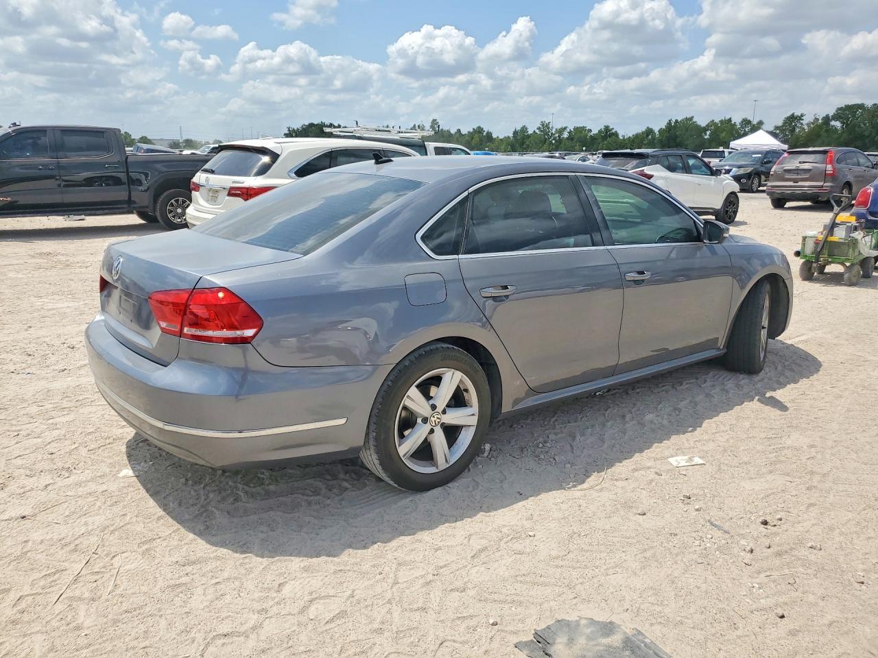 2013 Volkswagen Passat Se - Image 3
