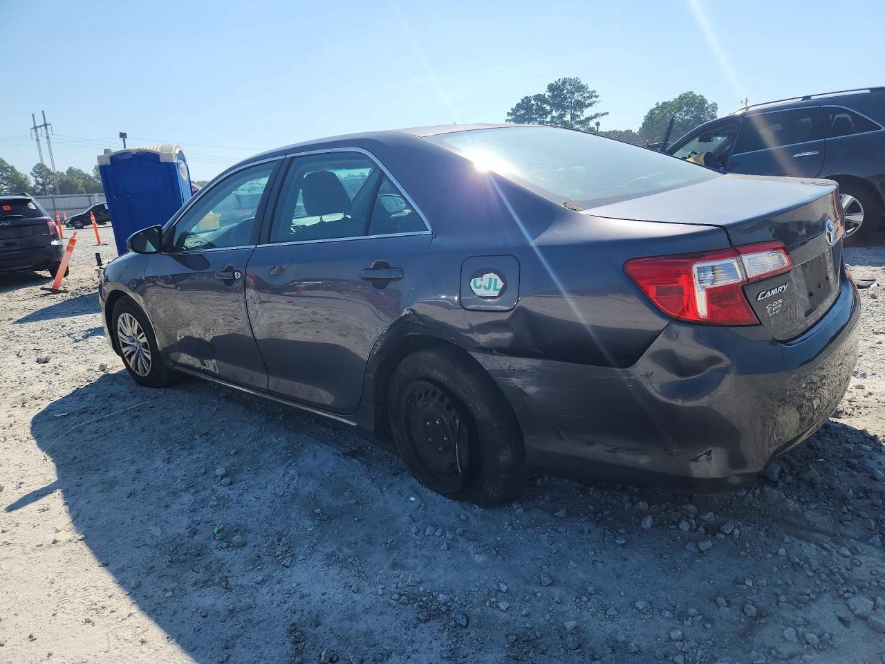 2014 Toyota Camry Le - Фото 2