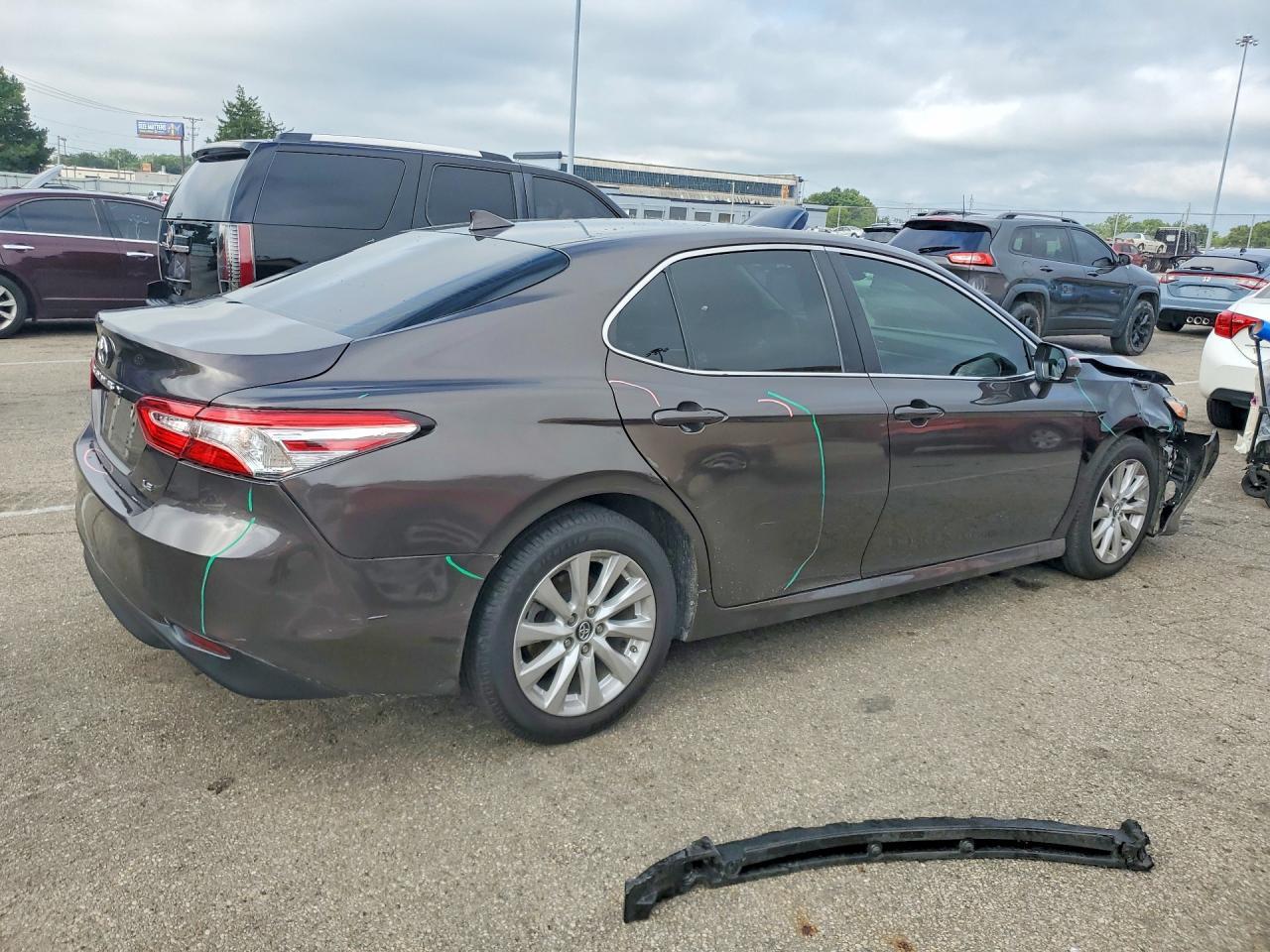 2019 Toyota Camry Le - Фото 3