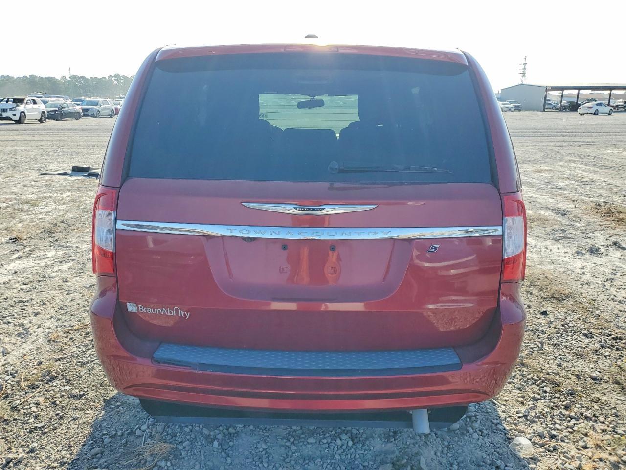 2015 Chrysler Town & Country S - Фото 6