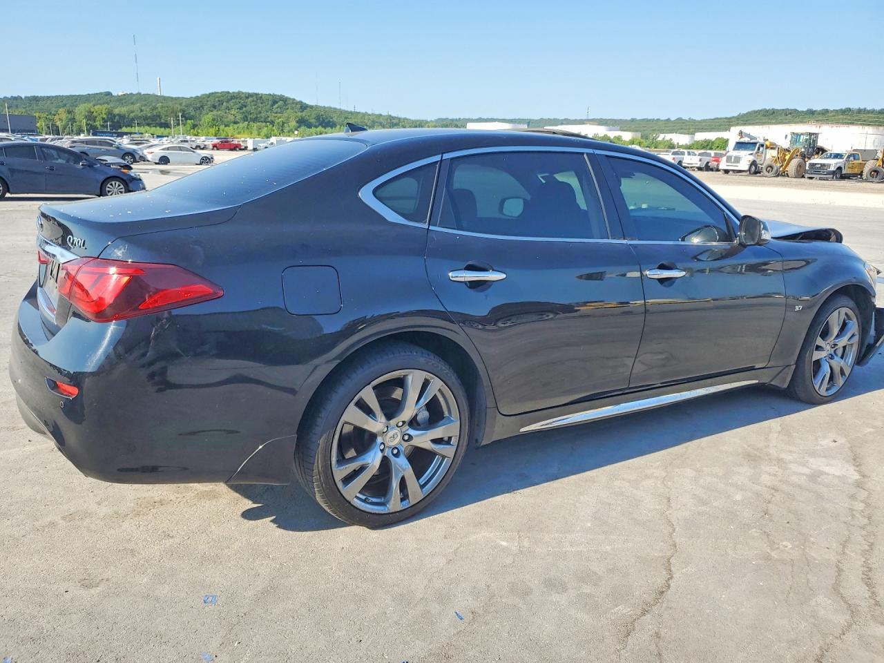 2018 Infiniti Q70L 3.7 Luxe - Image 3