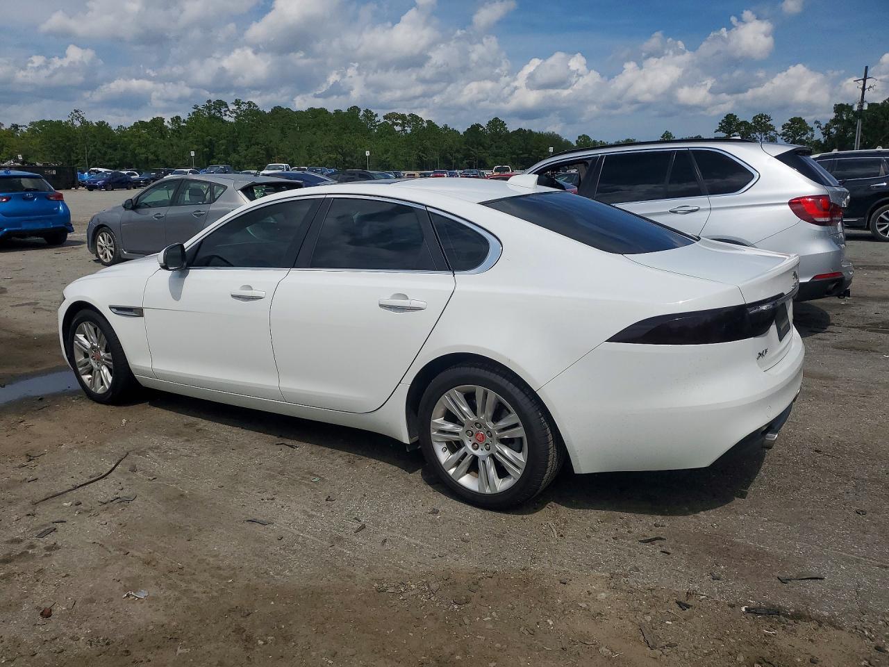 2017 Jaguar Xf Premium - Фото 2