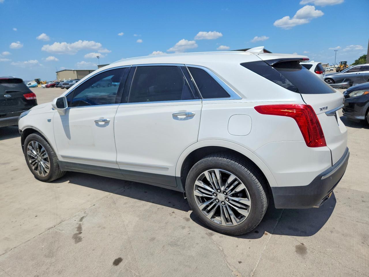 2017 Cadillac Xt5 Premium Luxury - Image 2