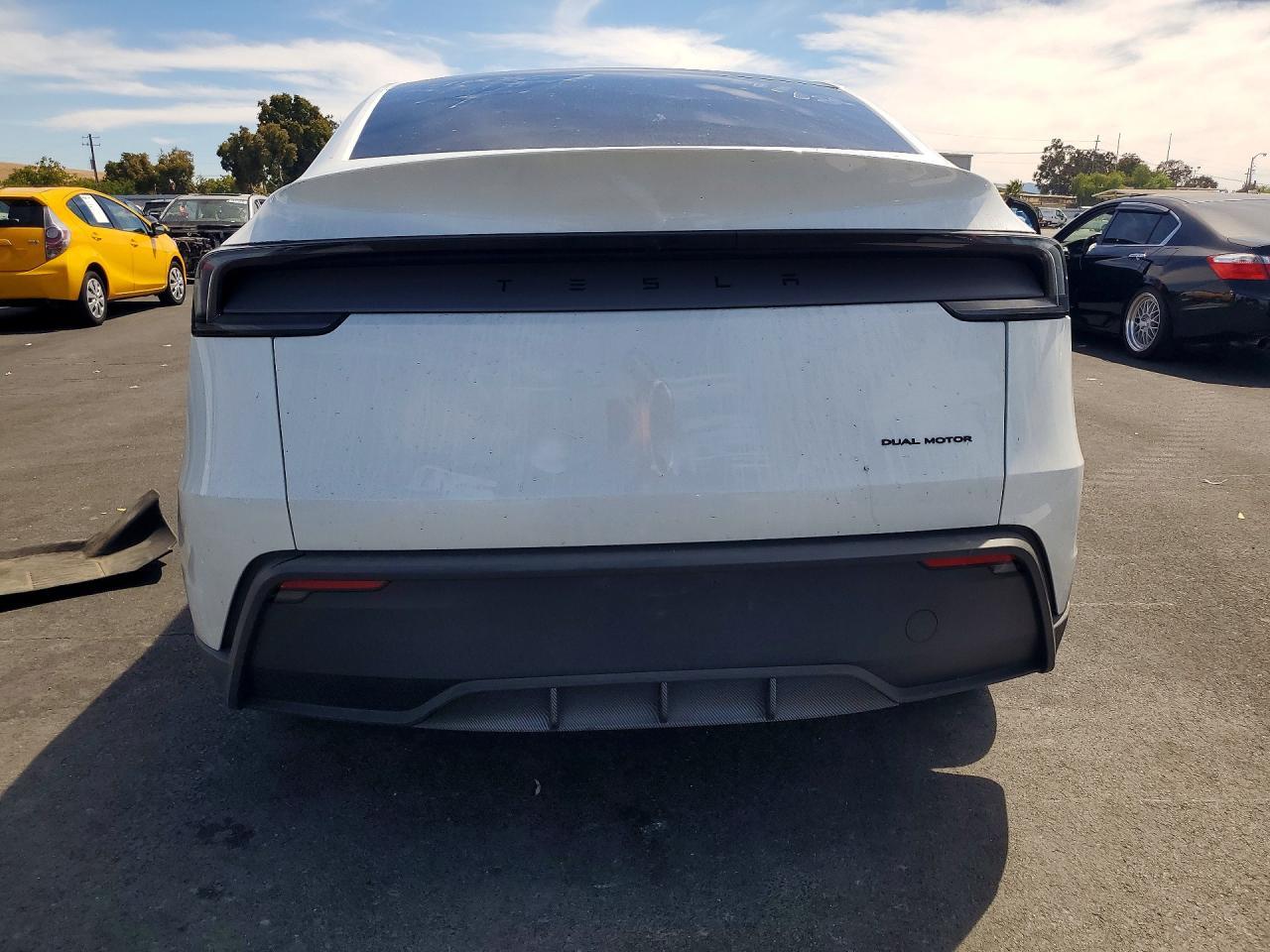 2026 Tesla Model Y - Фото 6