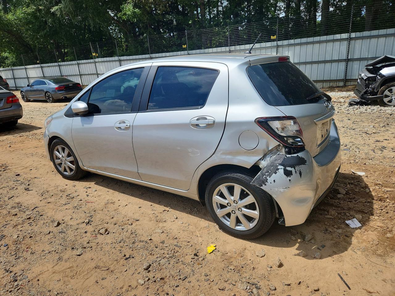 2015 Toyota Yaris 5-Door Le - Фото 2