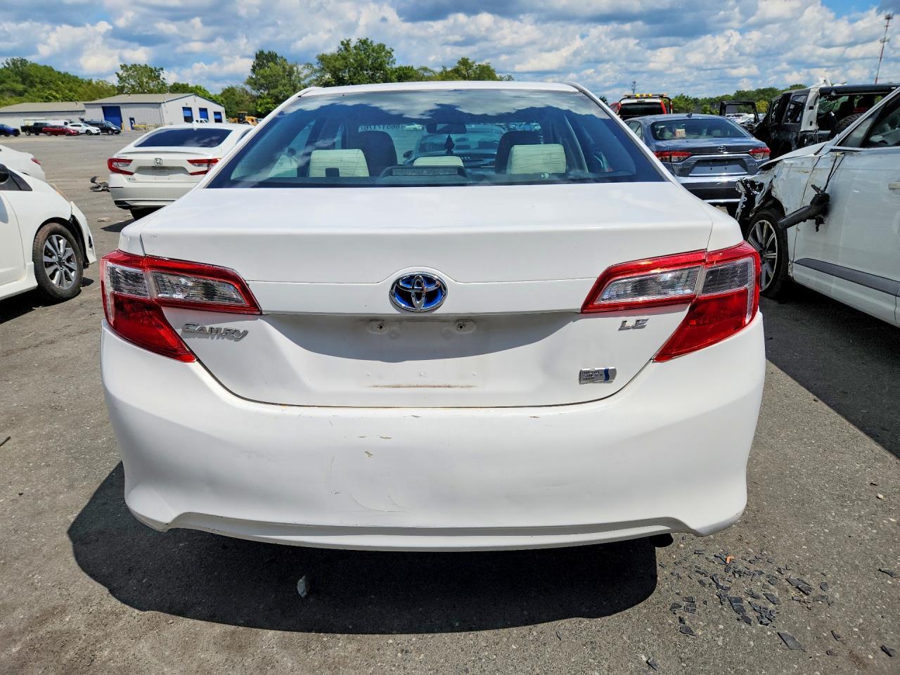 2012 Toyota Camry Hybrid Le - Image 6