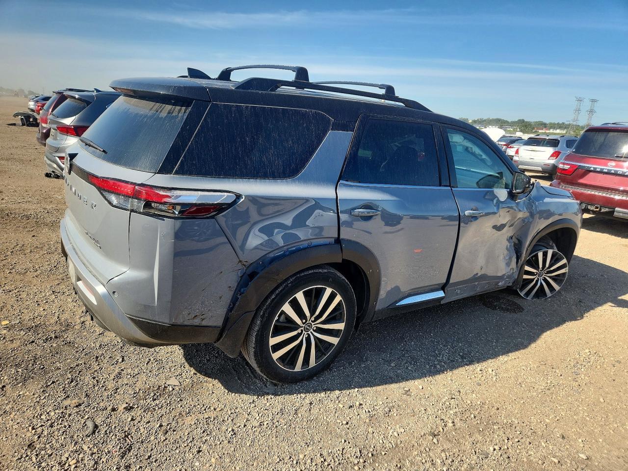 2024 Nissan Pathfinder Platinum - Image 3