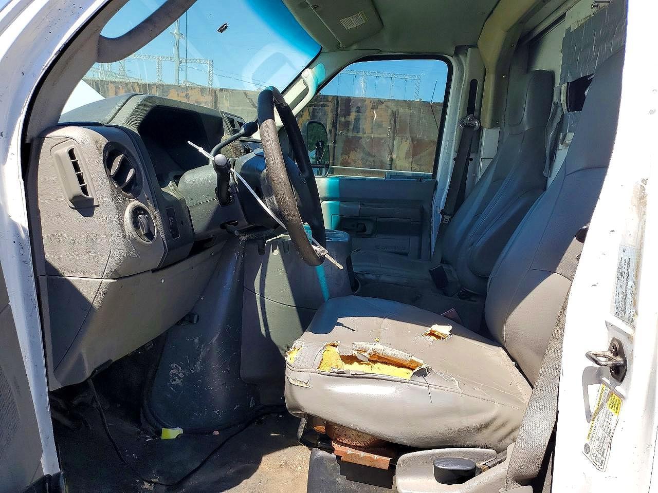 2010 Ford Econoline E350 Super Duty Cutaway Van - Фото 7