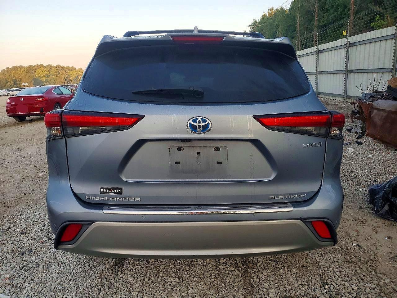 2021 Toyota Highlander Hybrid Platinum - Image 6