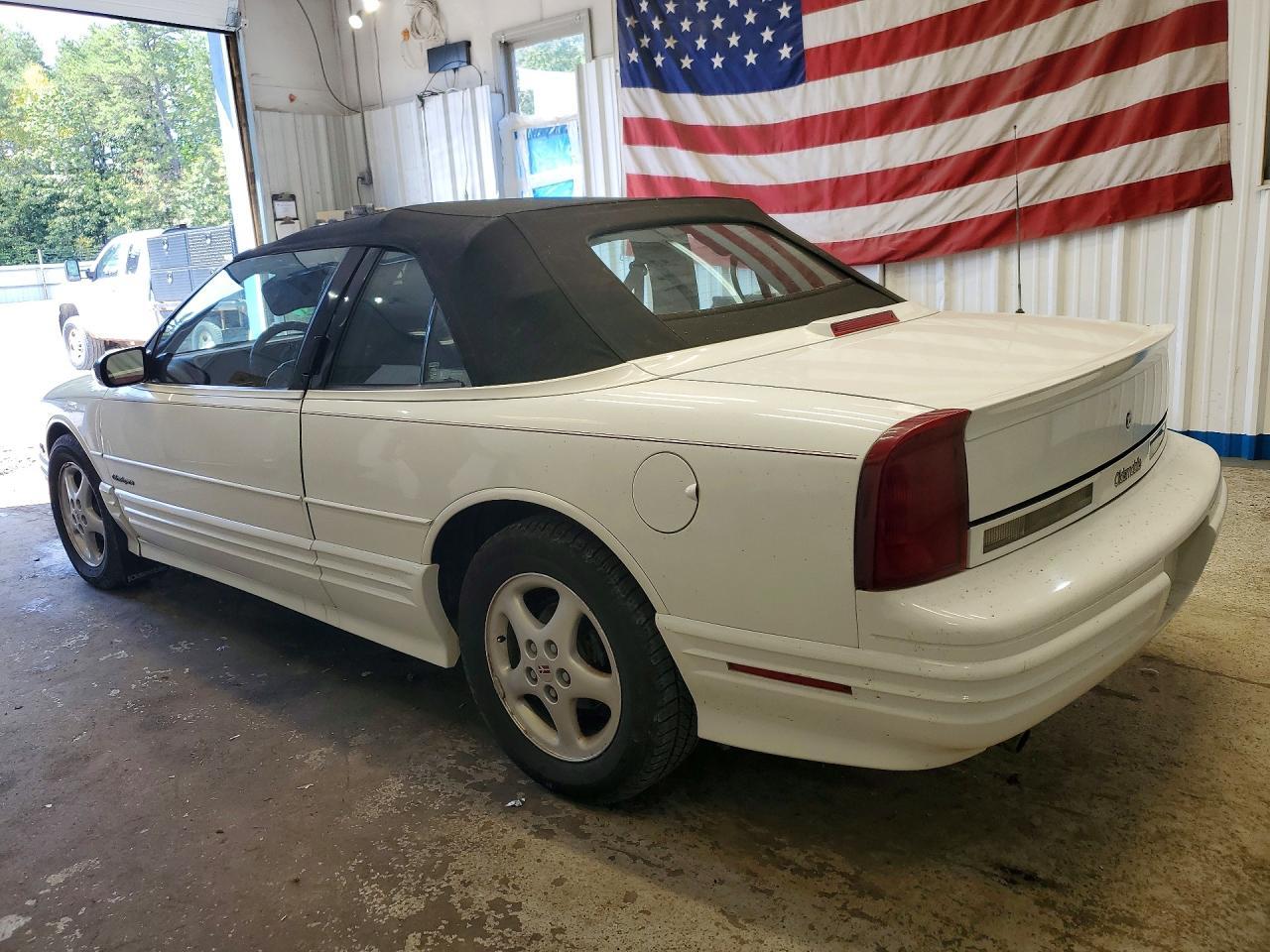 1993 Oldsmobile Cutlass Supreme - Image 2