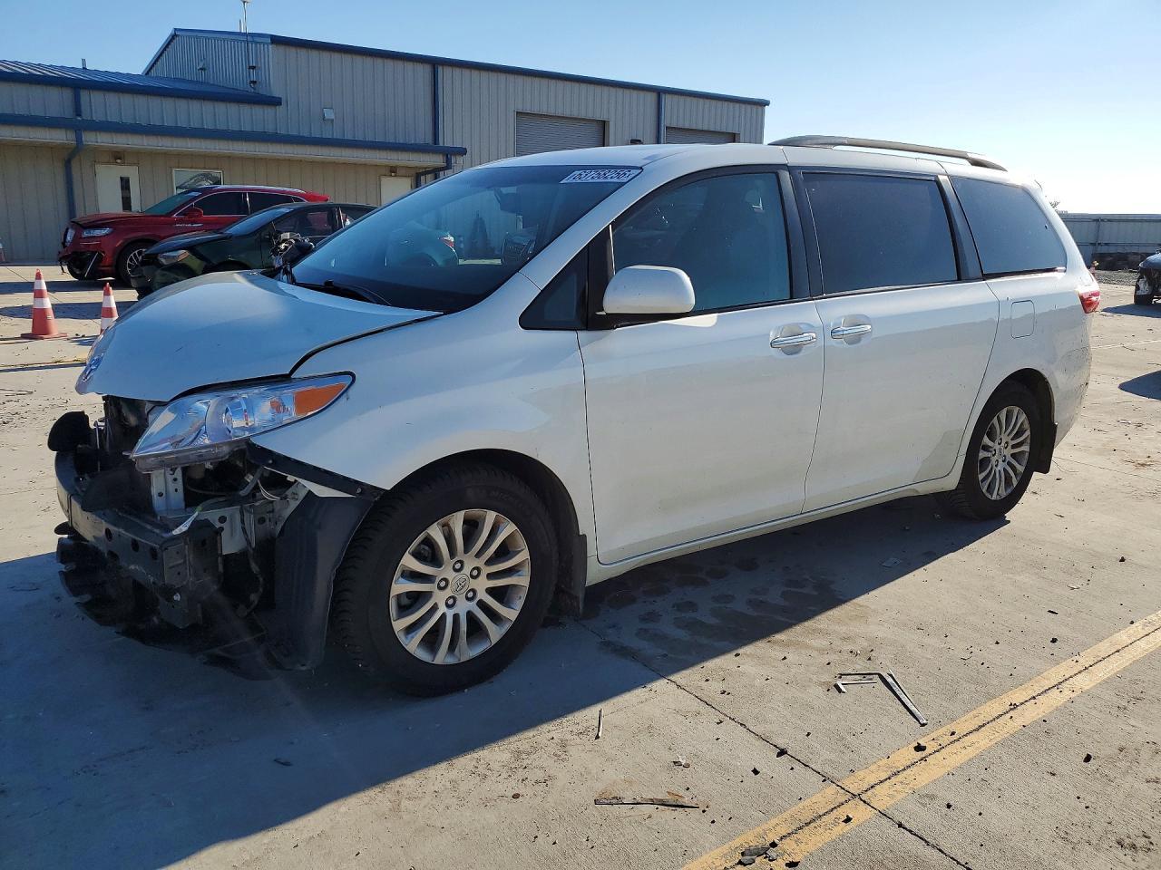 2017 Toyota Sienna Xle Premium 8-Passenger