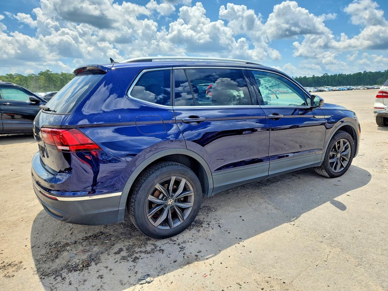 2023 Volkswagen Tiguan Se - Image 3