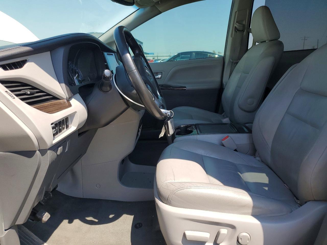 2016 Toyota Sienna Xle Premium 8-Passenger - Image 7