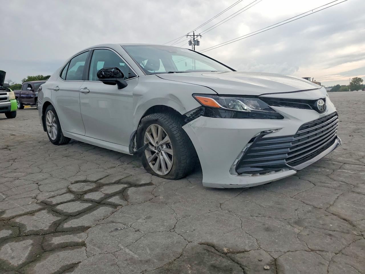 2022 Toyota Camry Le - Фото 4