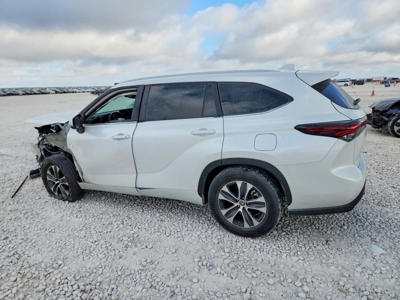 2024 Toyota Highlander Xle - Image 2