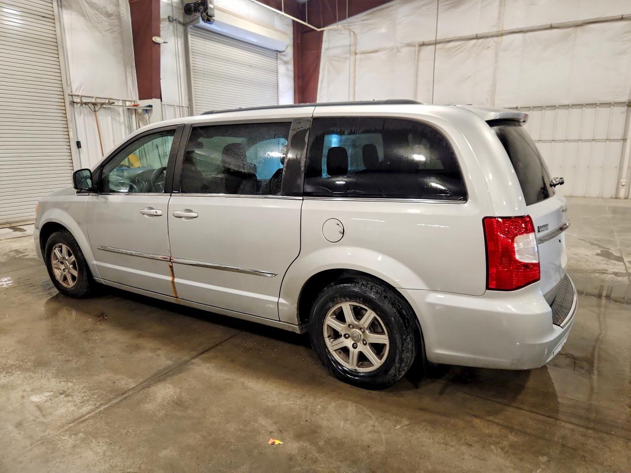2012 Chrysler Town & Country Touring - Фото 2