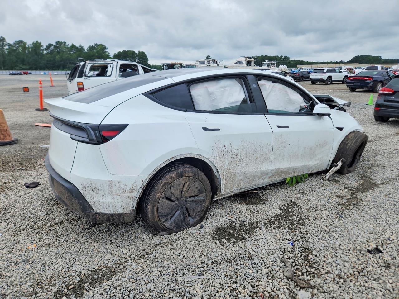 2026 Tesla Model Y - Фото 3