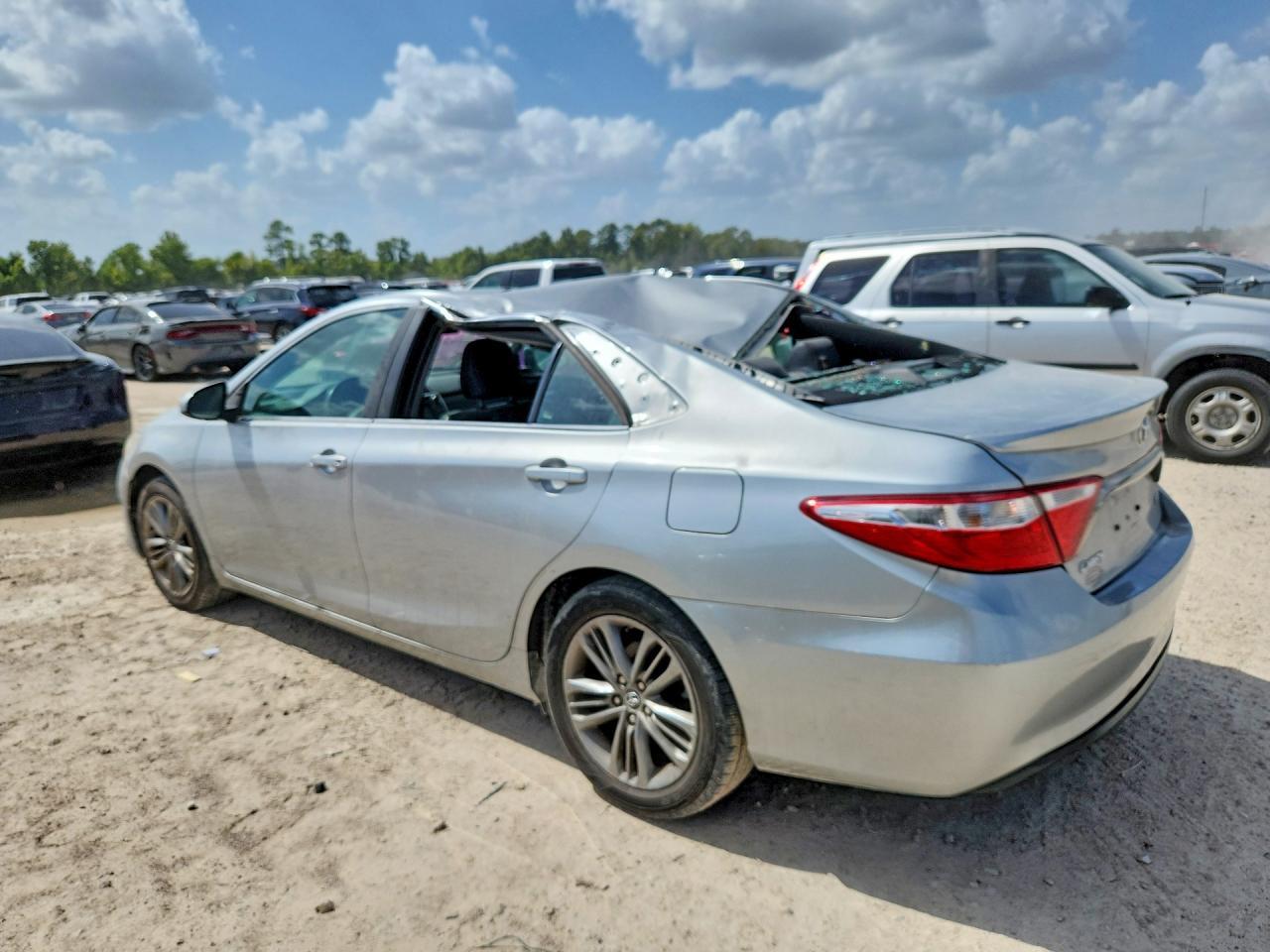 2016 Toyota Camry Se - Фото 2