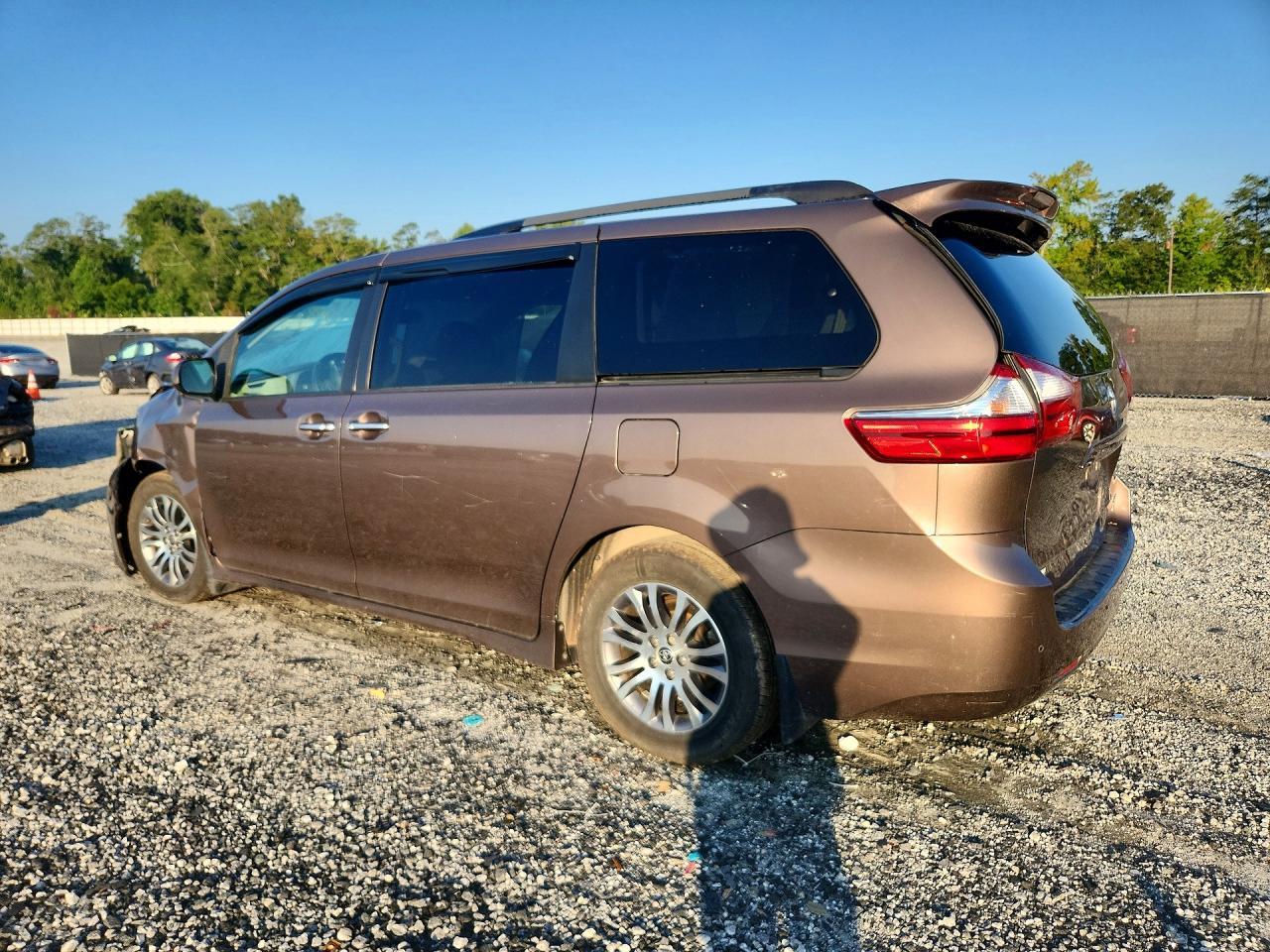2020 Toyota Sienna Xle Premium 8-Passenger - Image 2