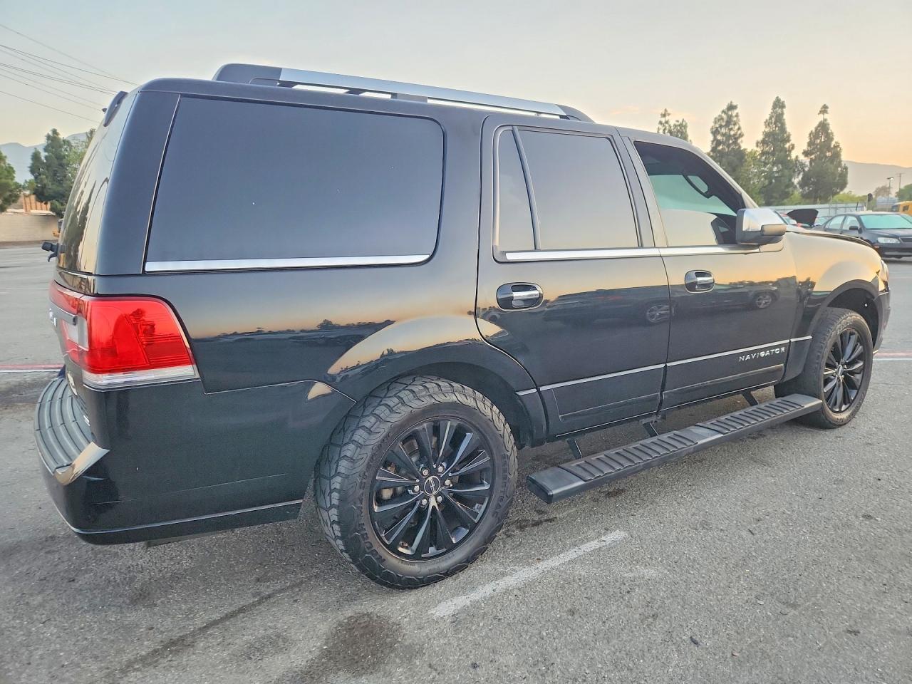 2016 Lincoln Navigator Select - Image 3