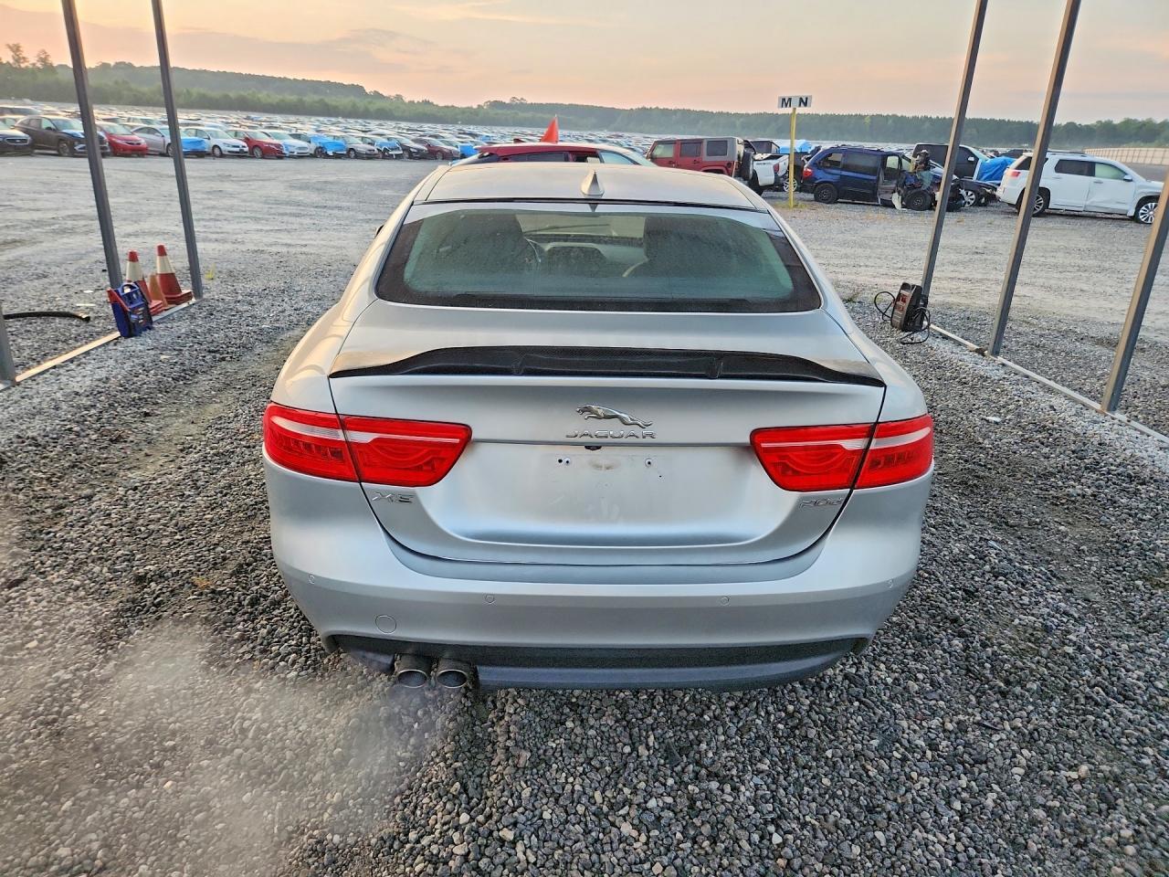 2018 Jaguar Xe Premium - Image 6
