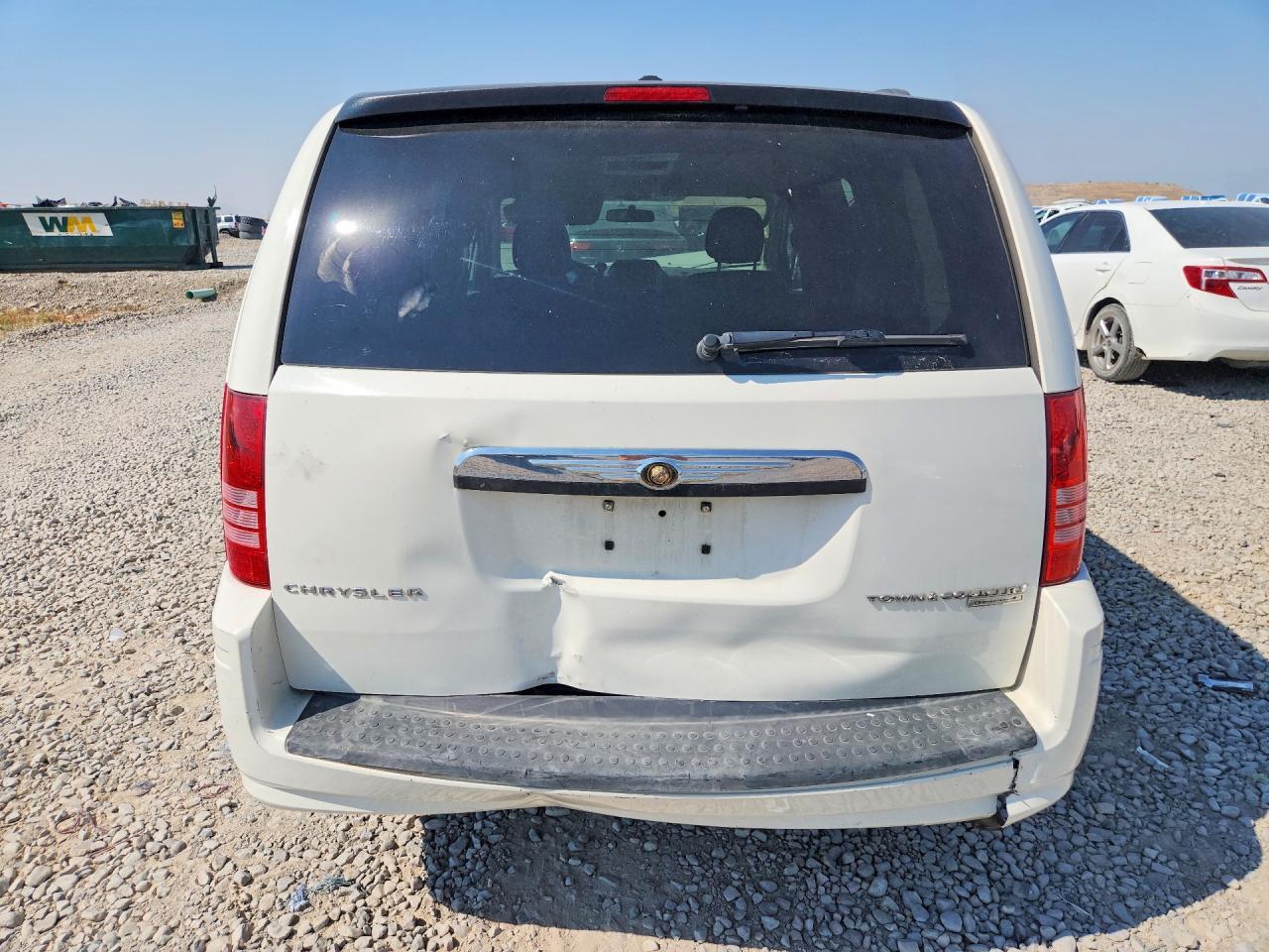 2010 Chrysler Town & Country Touring - Image 6