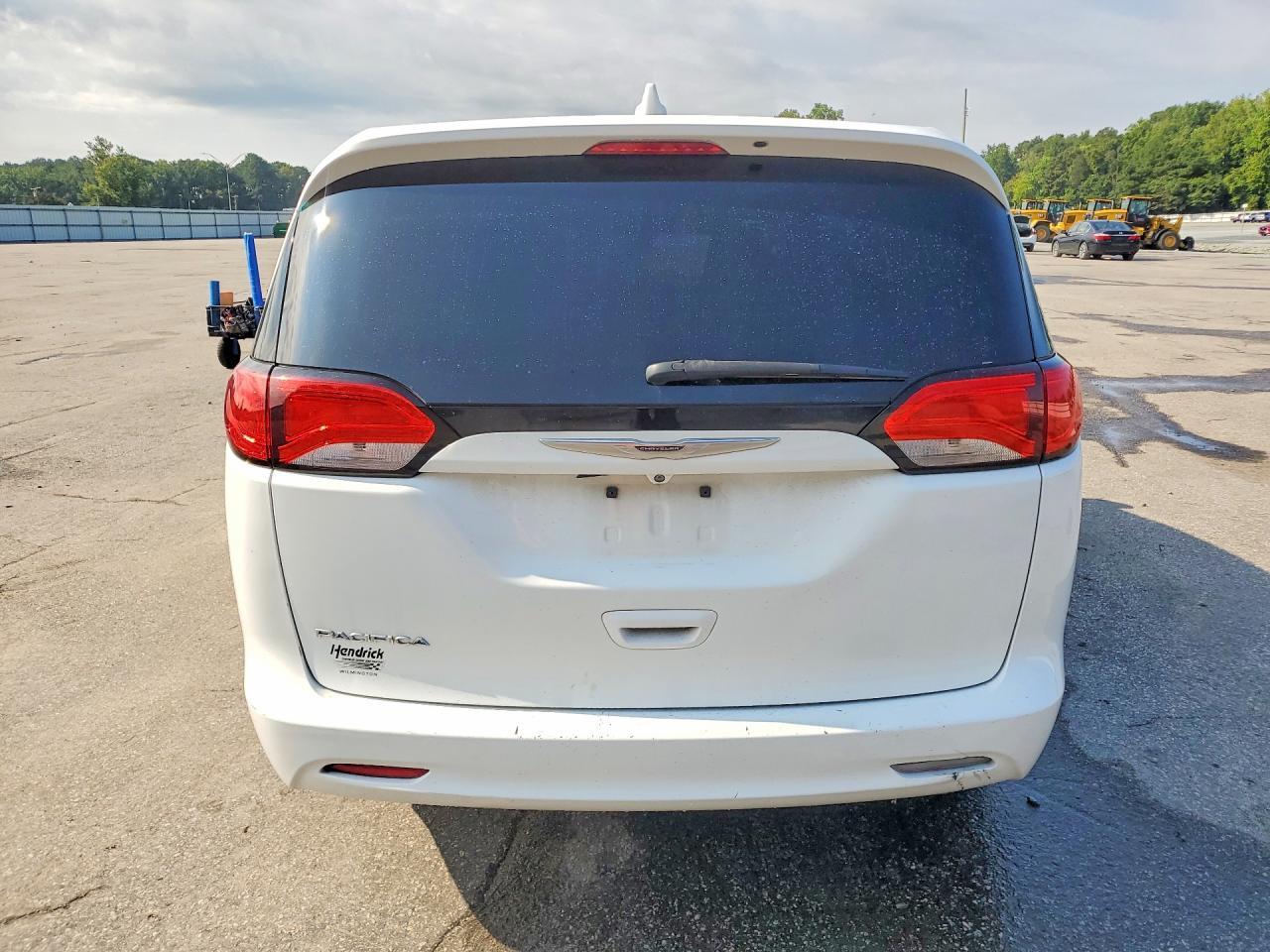 2017 Chrysler Pacifica Touring - Image 6