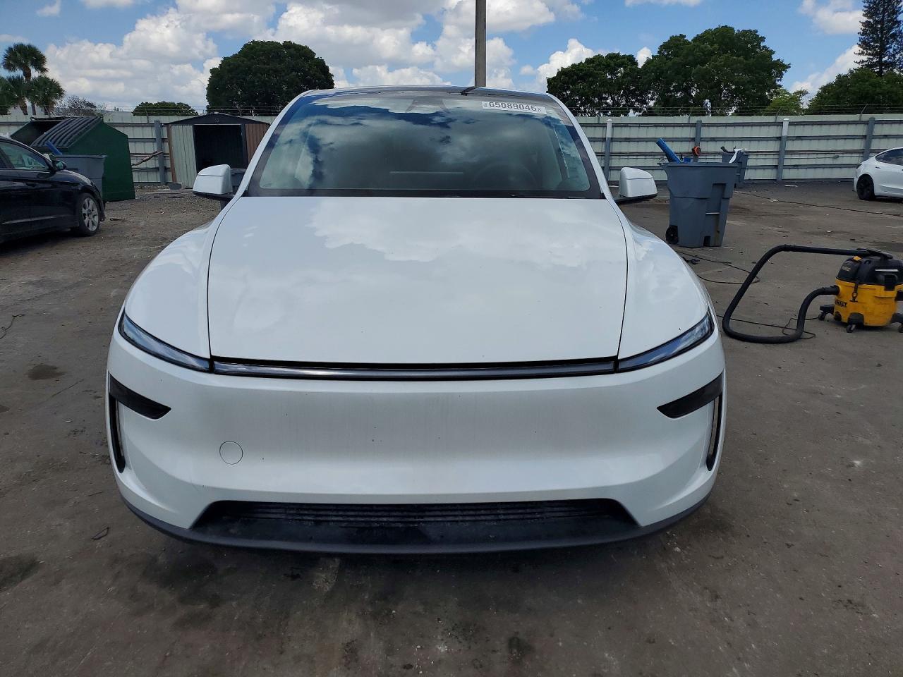 2026 Tesla Model Y - Фото 5