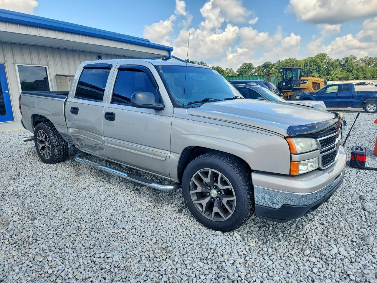 2007 Chevrolet Silverado C1500 Classic Crew Cab - Image 4