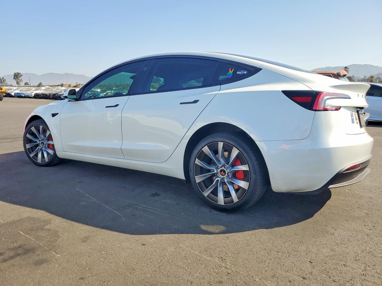 2024 Tesla Model 3 - Фото 2