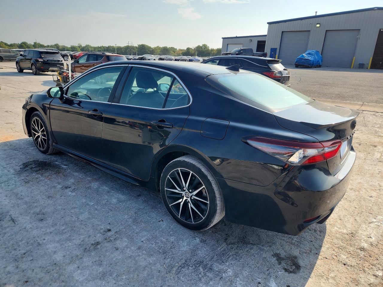 2021 Toyota Camry Se - Фото 2