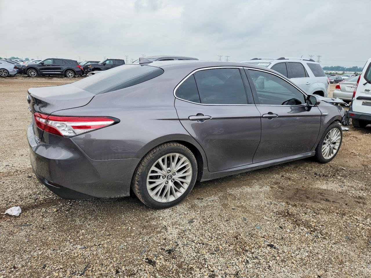 2019 Toyota Camry Hybrid Xle - Image 3