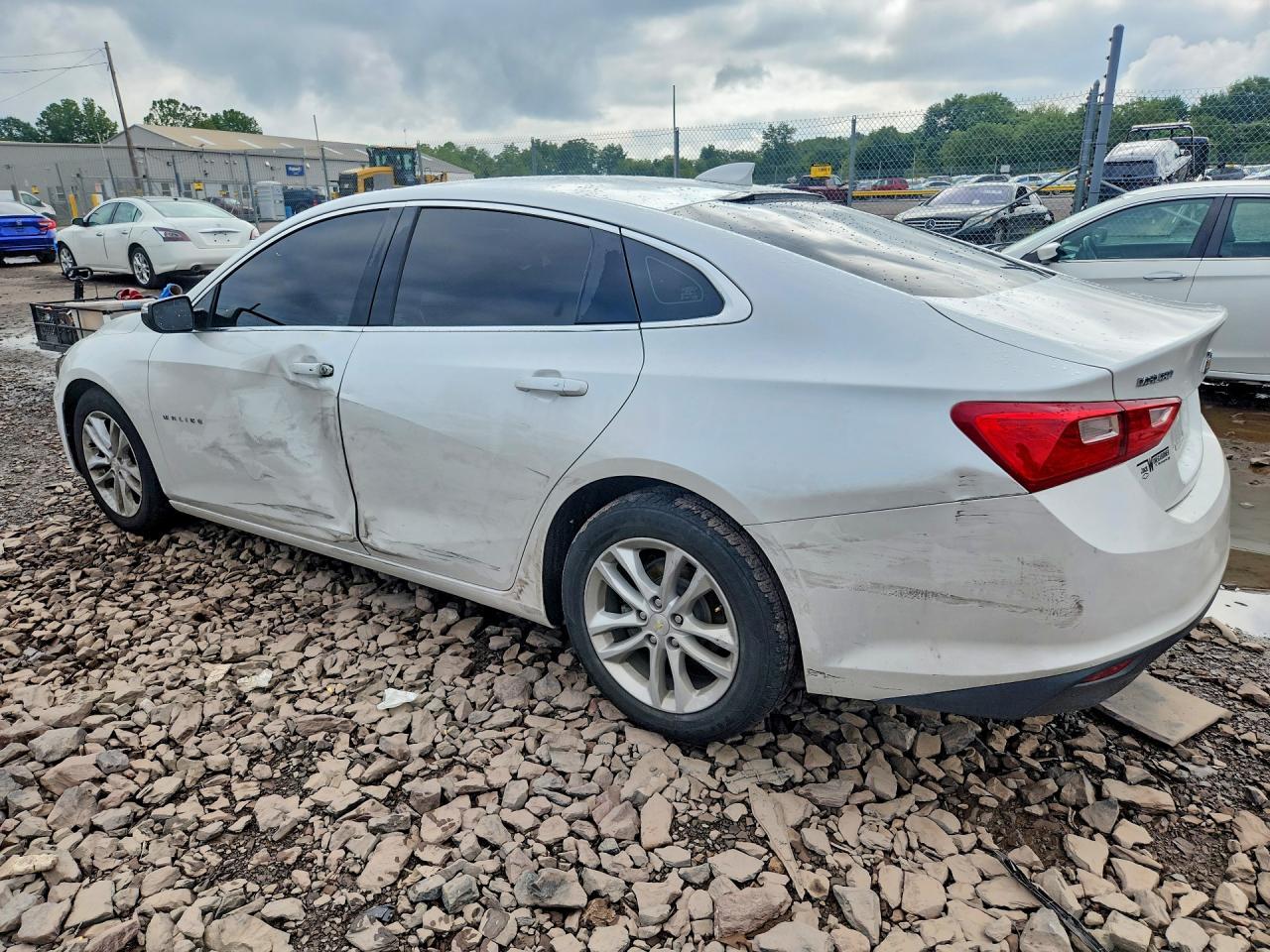 2017 Chevrolet Malibu Lt - Image 2