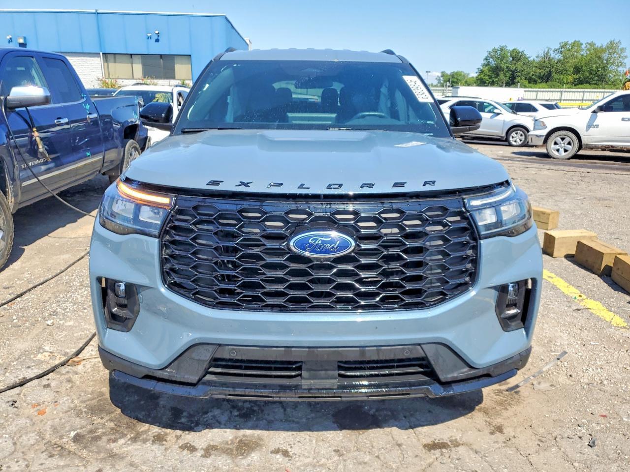 2025 Ford Explorer St-Line - Image 5