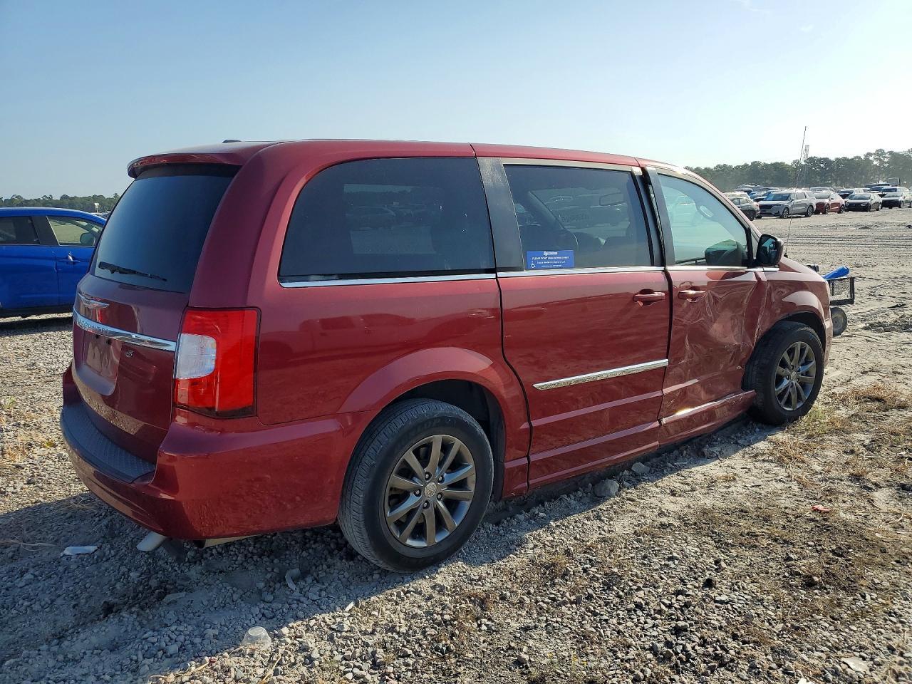 2015 Chrysler Town & Country S - Фото 3