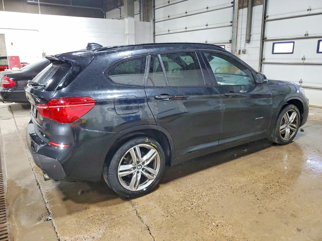 2017 BMW X1 xDrive28I - Фото 3